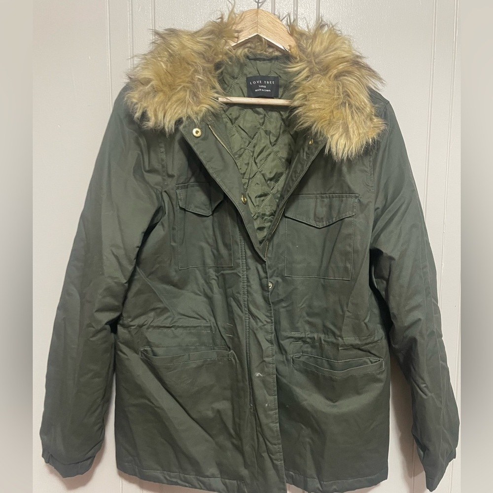 NWOT Love Tree Women’s Coat in Army Green, gold accents, removable fur collar